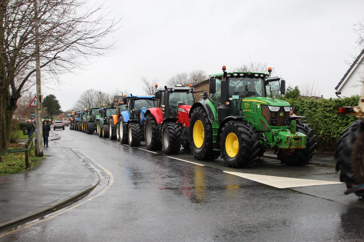 GarstangCF's tweet photo. The 3rd #Tractor run was a great success today 121 🚜 took part raising money for the festival - thanks to all the organisers &amp; drivers 🙌🏻 https://t.co/IKavKydhc2