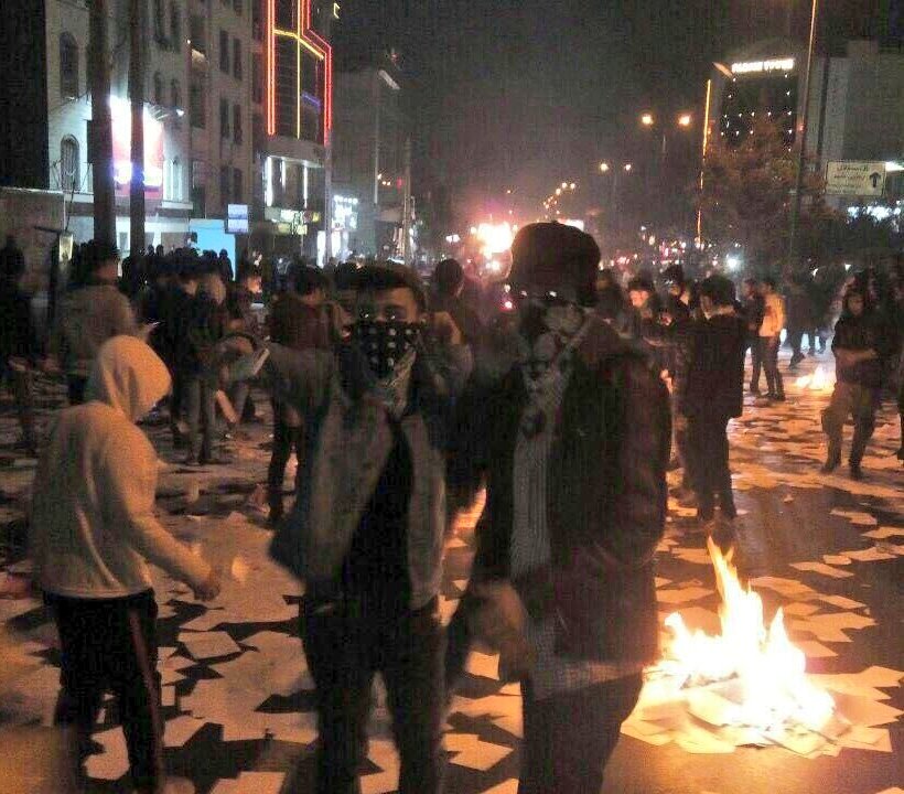 Jenado17's tweet photo. Links Demonstranten / Rechts Chaoten/Terroristen.

Die Medien und Regierungen im Westen sind Heuchler.

#NoG20 #Iran #G20 #Hamburg
#تظاهرات_سراسرى https://t.co/EKjG6FzueY