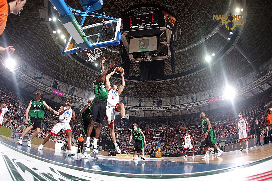pozo_mariano's tweet photo. @EmilioCobosc seguimos con el monográfico "flashes electrónicos en el basket español". Esta es de la Copa del Rey 2008 de la @acb entre @Baskonia y @Joventut. Se ve perfectamente el pelotazo de los flashes y la calidad brutal que daban. Este pabellón tenía un look NBA total. https://t.co/4iCS4gMO7k
