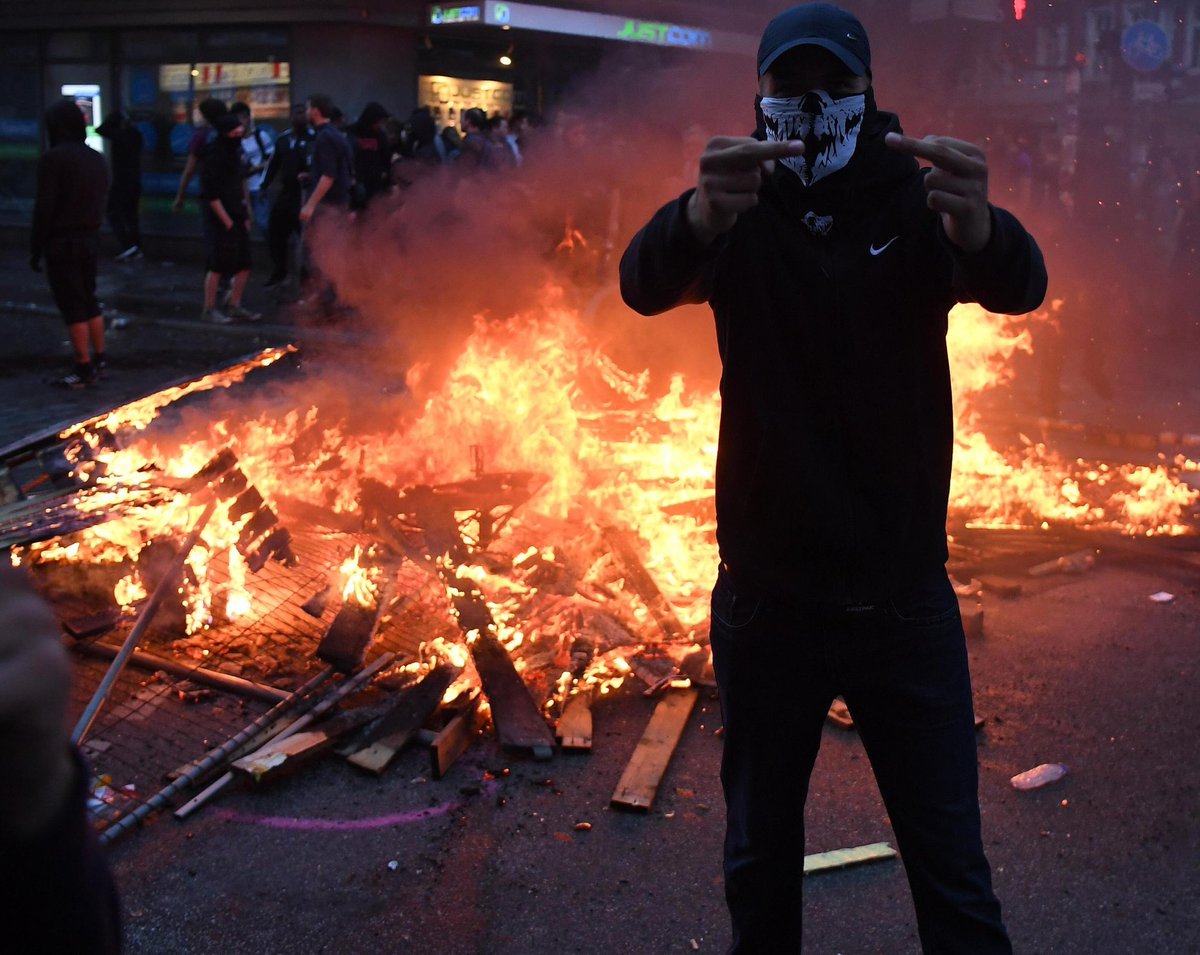 Jenado17's tweet photo. @heutejournal Links Terroristen / Rechts Freiheitskämpfer https://t.co/RFojlZMzZA