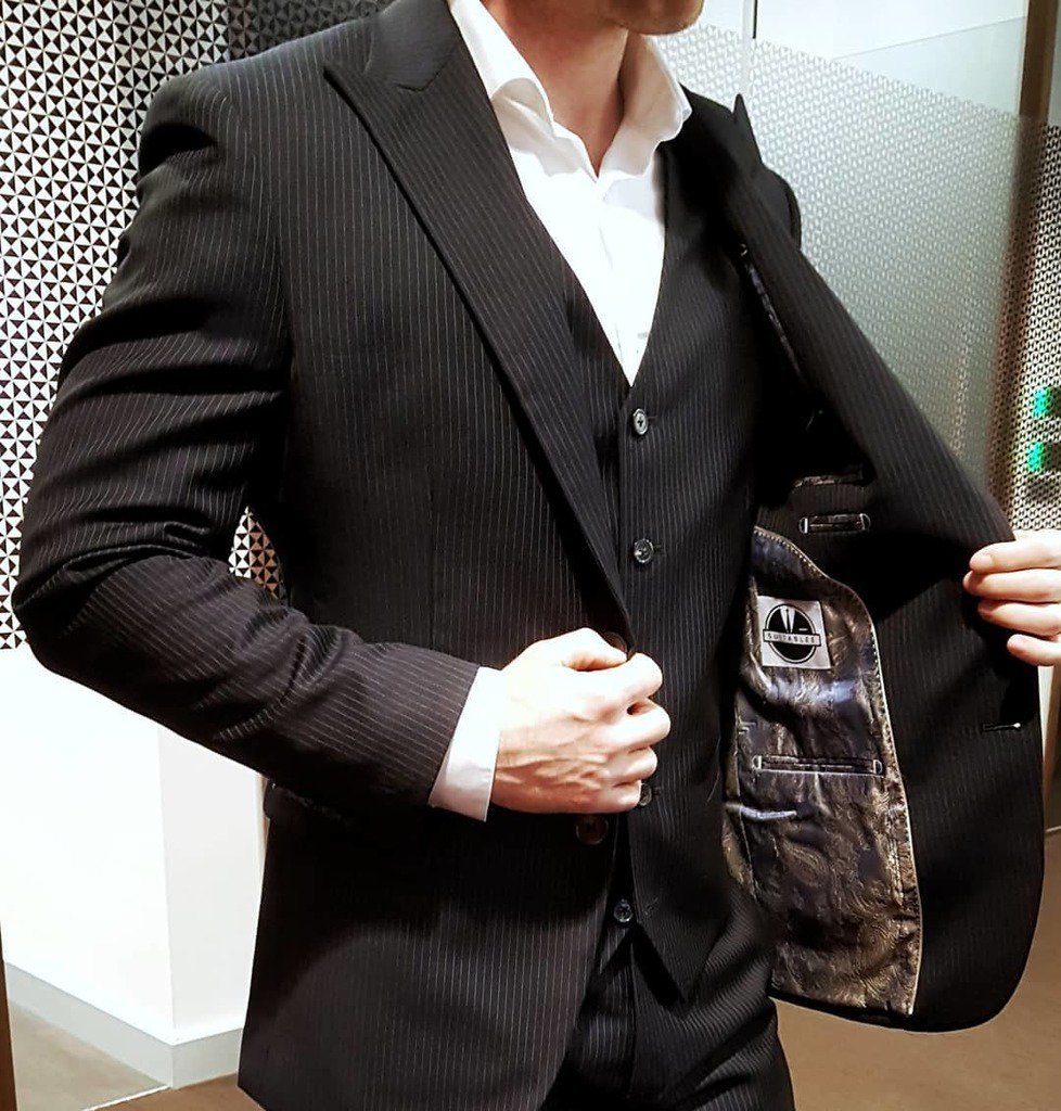 SUITABLEE's tweet photo. Bring on #2018
.
.
.
#Suitablee #suit #Tailor #dandy #bespoke #montreal #surmesure #tailoredsuit #mtl #yul #travelingtailor #designedbyyou #dandy #dapper #dappermtl #gentleman #mensfashion #menswear #instafashion #ootd #outfitoftheday #suitup #newyear #m… https://t.co/2WzfESPy7s https://t.co/s9Fjo9joWE