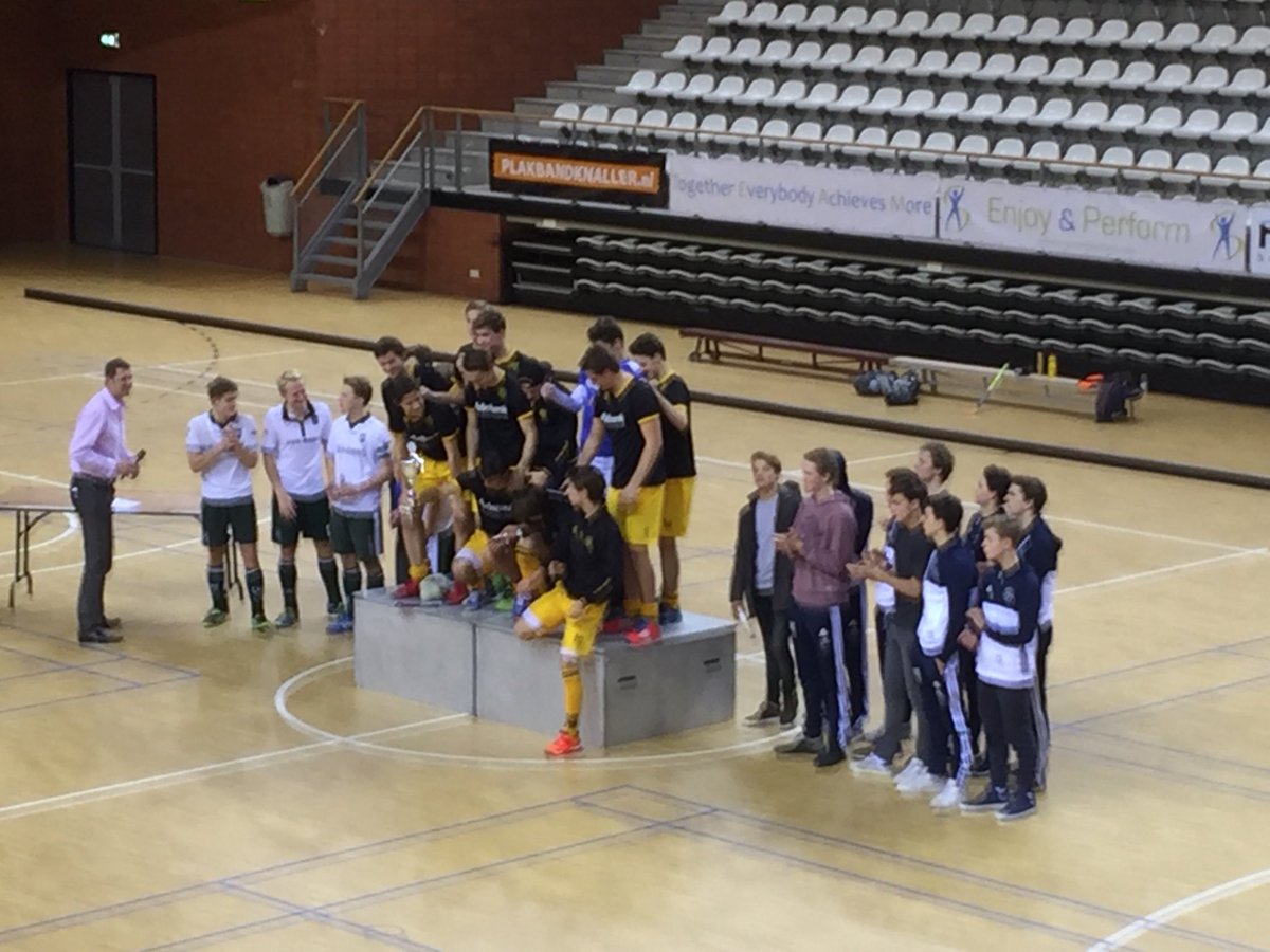 Pinokeja1's tweet photo. Oke... 1 minuut 20 voor tijd 4-1 voor. Na het fluitsignaal 4-4 en verliezen met golden goal.... Uhm... weer wat geleerd. Toch nog derde dan maar. Top toernooi. #mercianindoor https://t.co/5eMdIpzCs0