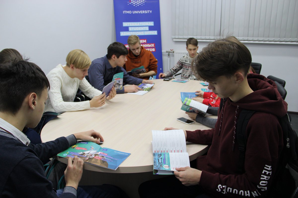 nata_reshetova's tweet photo. #ШколаРосатома Настоящее открытие для ребят – инженерная лаборатория студентов ИТМО. Здесь всё создано руками студентов – от мебели до фрезерного станка! Некоторые участники #OpenWays #ЛицейвЛесном определились с выбором вуза! https://t.co/ExouF9cB5P