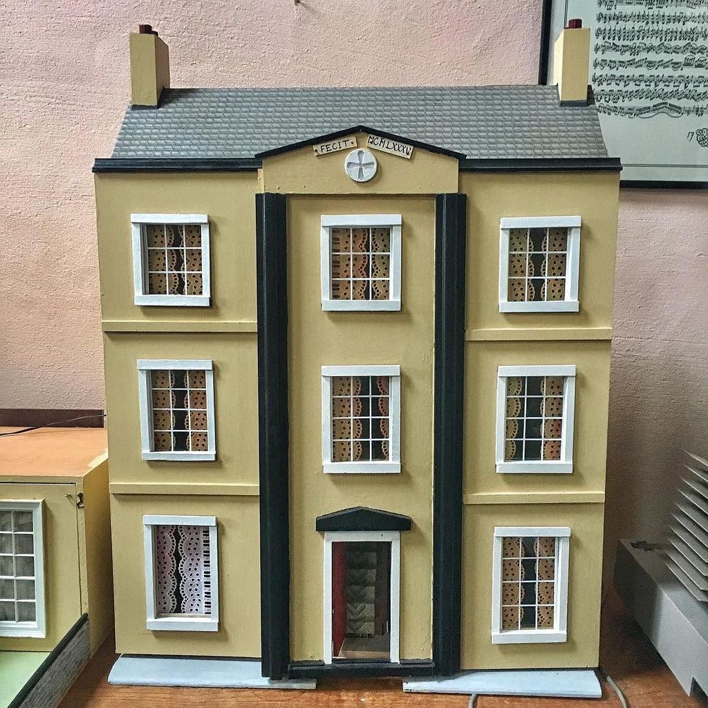lizetta's tweet photo. Dolls house
30 December 2017
———
This dolls house was made for me when I was 5 years old. Today I gifted it to my niece so she can enjoy playing with it as much as I did. ———
#christmas #christmasgift #dollshouse #fromonegenerationtothenext #handmade https://t.co/KQ6PXrujux https://t.co/zPe8taolMj