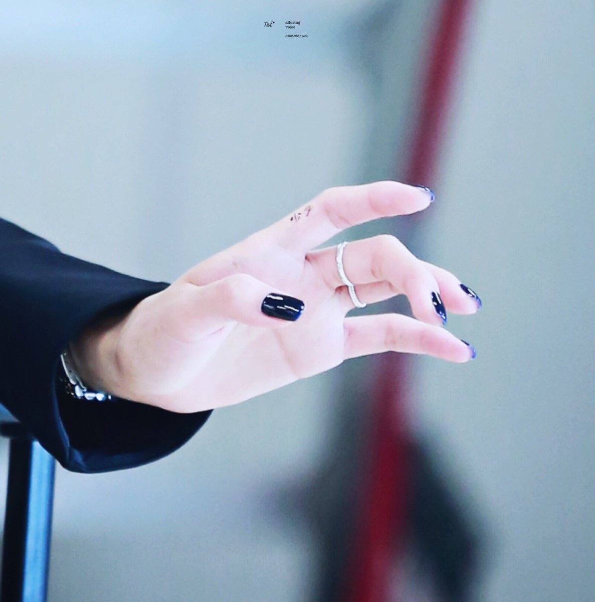 taetiseol's tweet photo. tiffany has the prettiest and most delicate hands to ever exist they're literally art 💕 https://t.co/gtVoFLxZ61