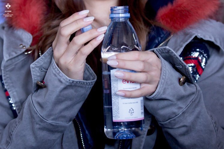 taetiseol's tweet photo. tiffany has the prettiest and most delicate hands to ever exist they're literally art 💕 https://t.co/gtVoFLxZ61