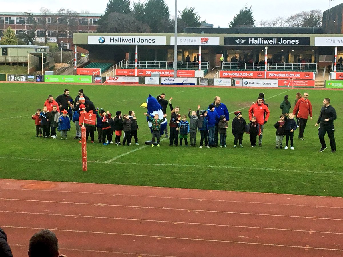 loisheaney's tweet photo. Joshua and his teammates @rhyldragons had a blast at @ParcEirias today #GuardsOfHonour #HalfTimeParade #RGCvBridgend @RhylRugbyClub @RGC1404 @RGCNews https://t.co/mqfDkzfQWc