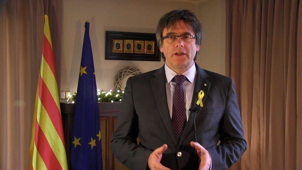 jaumecasanas's tweet photo. El nostre President és en Puigdemont,i cal que, sigui com sigui, torni a ser escollit com a tal pel Parlament del 21D. Puigdemont i el seu govern. No fer-ho seria un error històric del Catalanisme i fer el joc a Rajoy. #llibertat #igualtat #fraternitat i #Catalunya. #BonAny @krls https://t.co/cNlEKUraBG