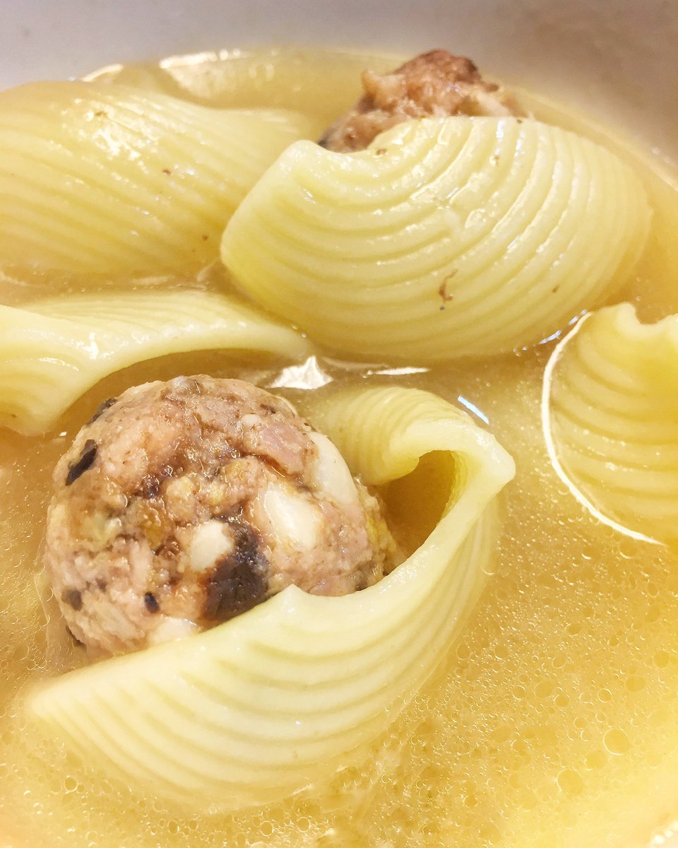 LosFoodistas's tweet photo. Qué bien sienta una buena #sopa navideña de #galets como la preparada por @pepatomate con productos de @MasGourmets en él aula de cocina de @la_boqueria #barcelona #cocinanavideña #mercado #canpork https://t.co/QNyIoJD1FZ