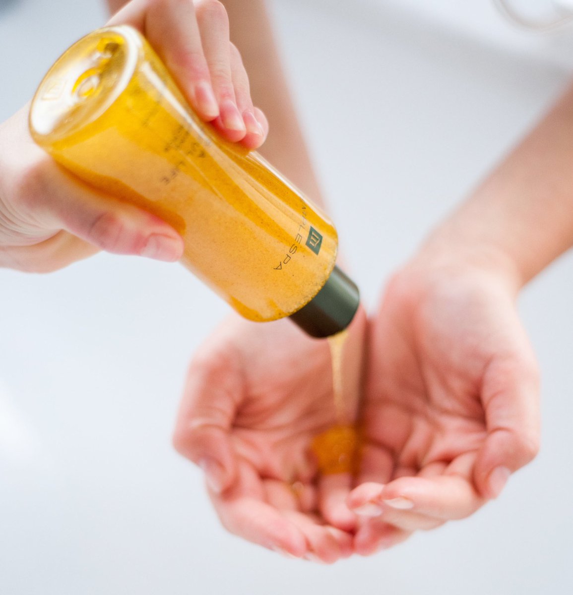 TempleSpa's tweet photo. It’s A Wonderful Life is your mind, body &amp; soul wake-up call. A deliciously zesty shower scrub that will help brighten your day or revive you when weary. For all over invigorating body cleansing with added melting jojoba beads &amp; walnut shell to buff &amp; polish your skin. #templespa https://t.co/wMPZnbGe0B