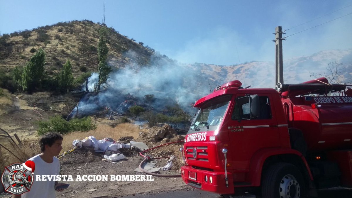 RABCHILE's tweet photo. Bomberos Conchalí - Huechuraba.
Ahora #RAB17 se encuentra en Llamado a Pastizal y/o Basura en Avda Pedro Fontova y Camino de la Cintura. Se trata de gran extensión de pasto y pastizales en ladera de cerro con peligro de propagación a casa habitación.
Unidades: Z-4, B-8, B-5. https://t.co/BeScjWg8lS