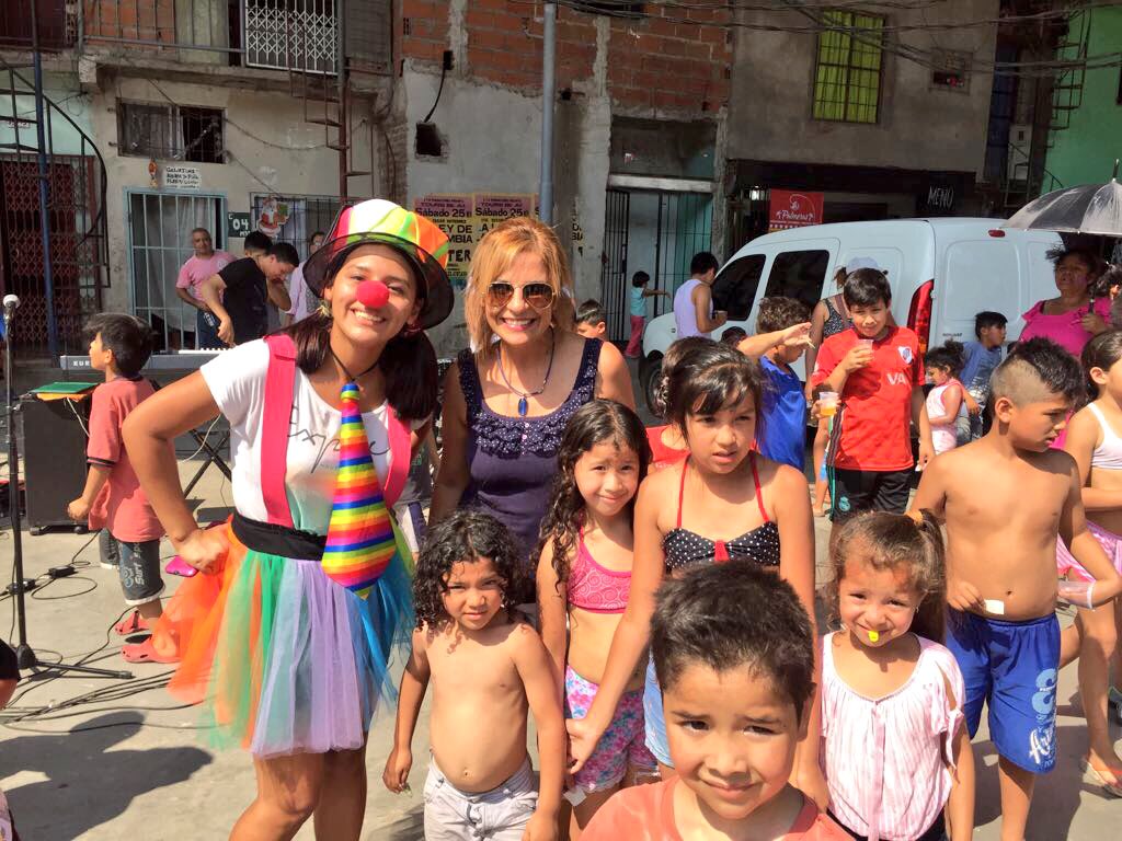VivianaZara's tweet photo. Cerrando el año con @FNuevoComienzo en #Barrio31 #Retiro #Sabado #FindeAño2017 😄❤️ https://t.co/fPUJh2V7ey