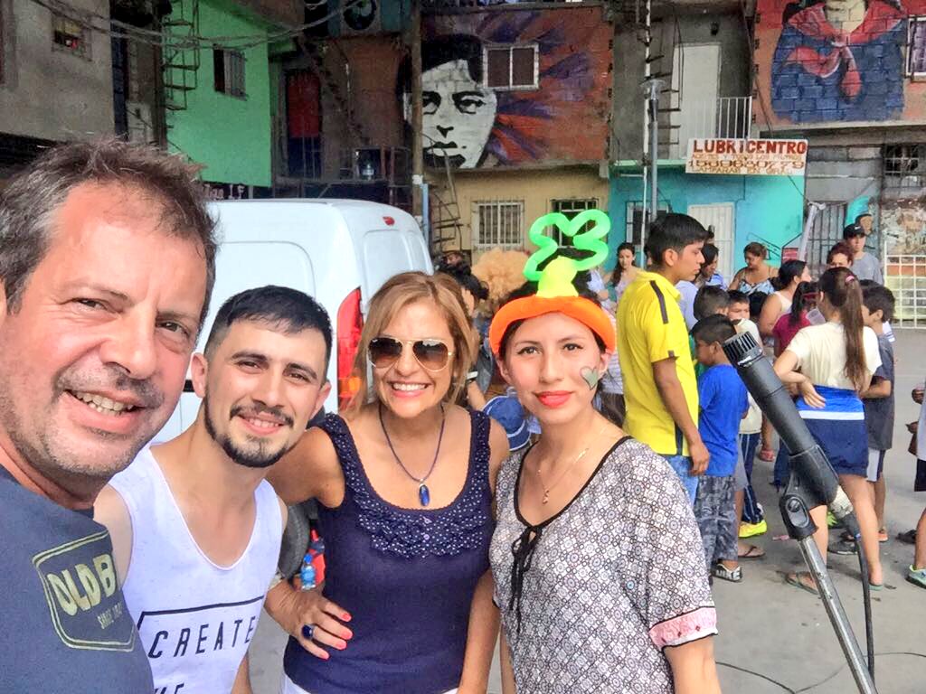 VivianaZara's tweet photo. Cerrando el año con @FNuevoComienzo en #Barrio31 #Retiro #Sabado #FindeAño2017 😄❤️ https://t.co/fPUJh2V7ey