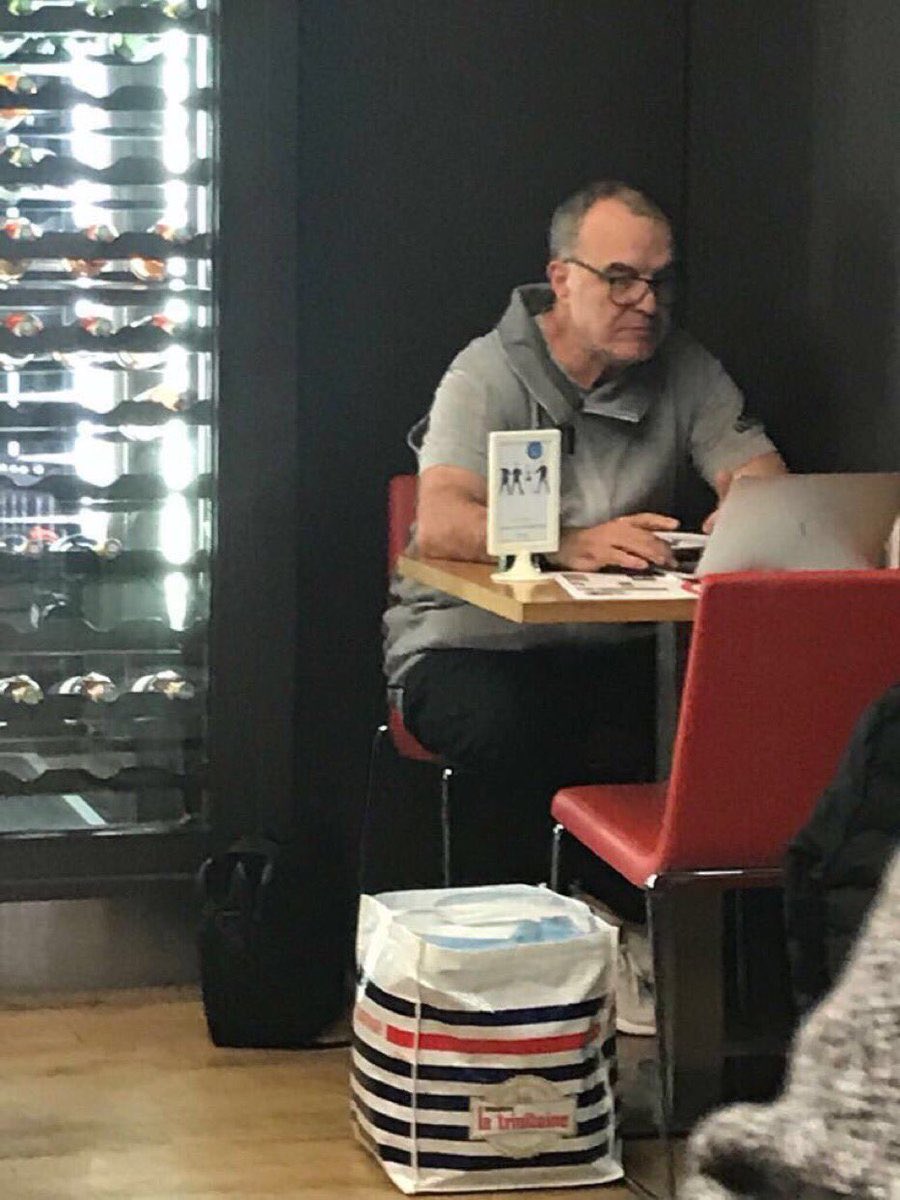 Ultimo_Diez's tweet photo. NUMÉRO 16
Marcelo Bielsa débarque à Lille en Juillet. Quelques embrouilles avec les journalistes de l’Equipe et de RTL plus tard, il est démis de ses fonctions en Novembre. #Ultimo2017 https://t.co/y2GFuGURIF