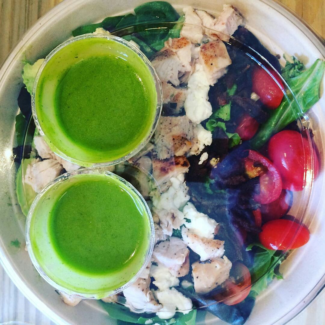 misskiasmileyy's tweet photo. Compare my food to my mommy food....#yeahburger #HealthyLivingsalad https://t.co/uSZyJrBvgN