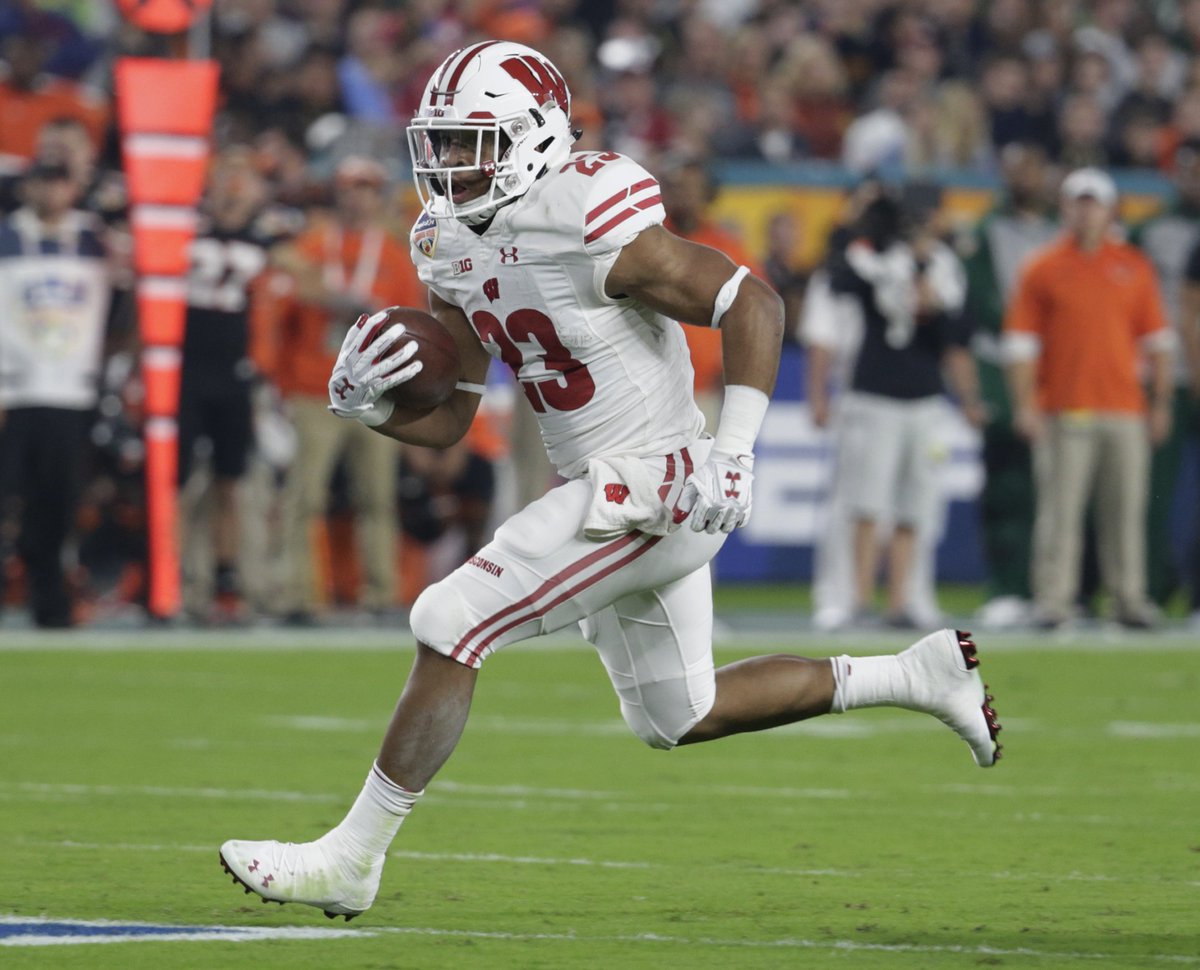 BleacherReport's tweet photo. Jonathan Taylor sets the NCAA freshman rushing record, breaking Adrian Peterson's record of 1,925 https://t.co/X5HcOGwLqr