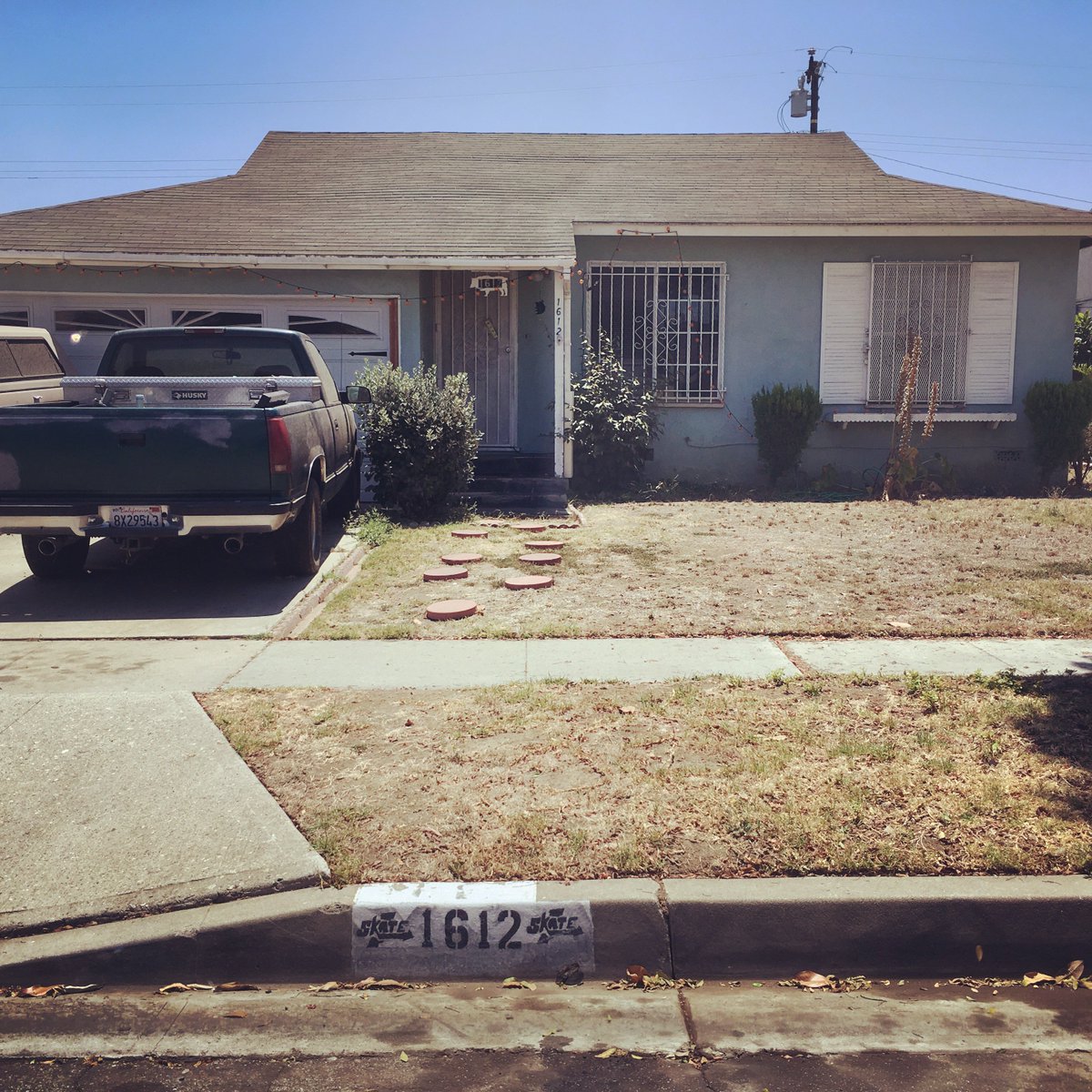 akkee's tweet photo. My first trip to LA. visited Compton and found the house where Kendrick used to live. waited in line for 7 hours for #Damnpopup and met some good people. Bumped into one of the dopest Kendrick fan art. #DAMN concert at the Staples Center!!! #TDE2017 https://t.co/rTcqKKp5O5