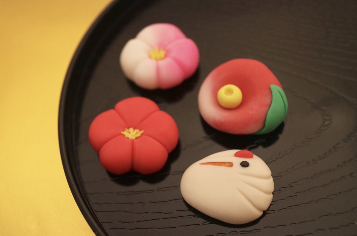 村岡寅則商店 ー 和菓子帯留め 四種 ー 今年も お世話になりました 梅 上生菓子 生菓子 和菓子 ねりきり デザート スイーツ 食品サンプル 和菓子アクセサリー 着物 着物コーデ 帯留め Japan Nerikiri 冬 ブローチ 雪 帯 和 東京 京都 鶴 椿