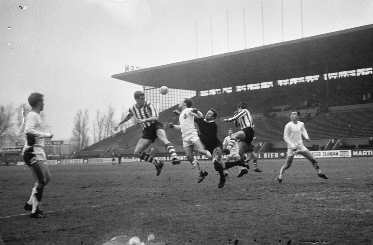 Today, 51 years ago: 'Sparta tegen Telstar 4-0, Wermolen (Sparta) kopt bal over keeper Stuy geholpen door Van Wijk