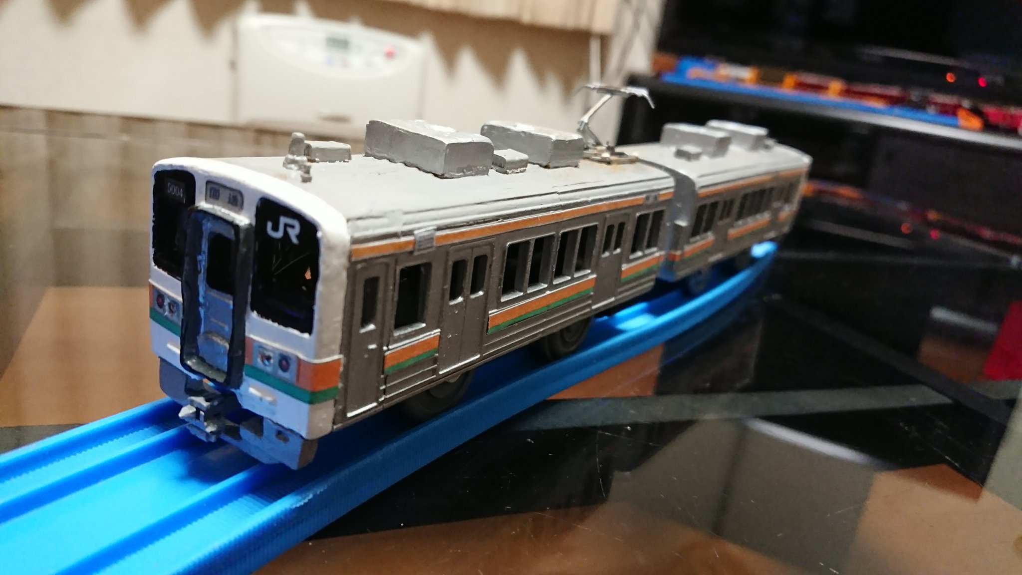 区間快速 改造プラレール 17年最後の作品 213系5000番台の完成です 前照灯 後部標識も点灯します 通常の動力よりも低速で走行する仕様で 屋根上にスイッチはありません これが本当の新動力です 笑 トイレの再現も良い感じ 211系0番台 213系5000番台