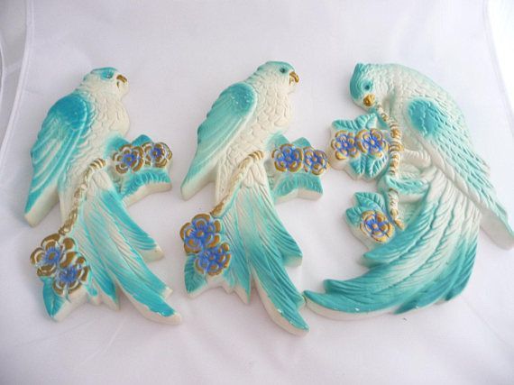 mellowyellow06's tweet photo. Retro  Chalkware Parrots  Aqua and White With Rhinestone Eyes https://t.co/J0yHsWtTtO via @Etsy #parrots #blueparrots #wallart #chalkware #bluebirds #saltofmotherearth #etsyseller #retro #funkybirds https://t.co/k11dIqVjzY