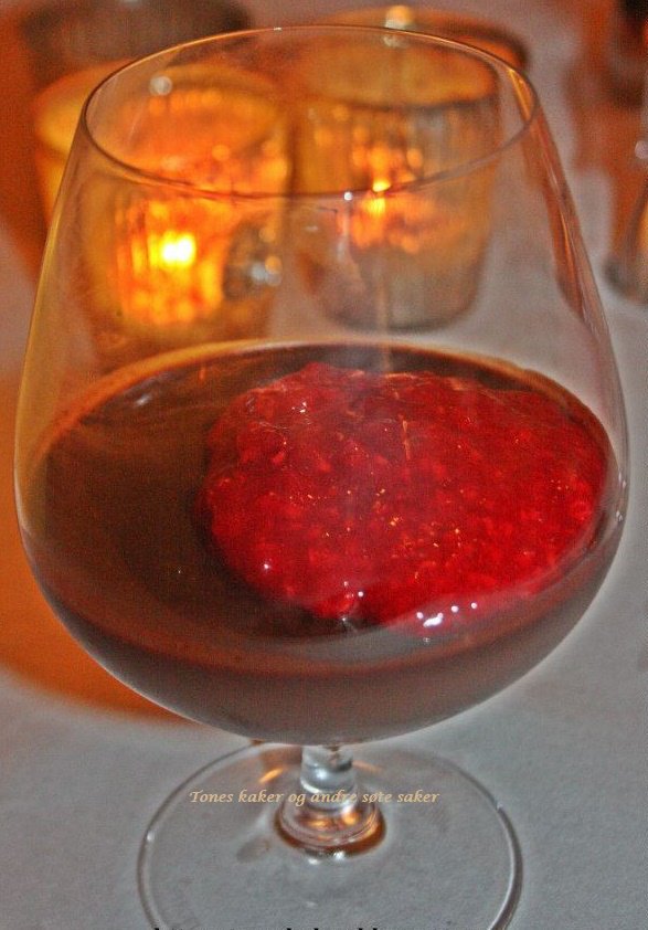 toneskaker's tweet photo. På jakt etter den perfekte dessert til nyttårsfesten?
Hva med en sjokolade og Bailyespannacotta og bringebærcoulis? :)
#toneskakerogandresøtesaker #pannacotta #bailyes #kristiansand

https://t.co/6Qdkvvko4X https://t.co/zApK0KU7XO