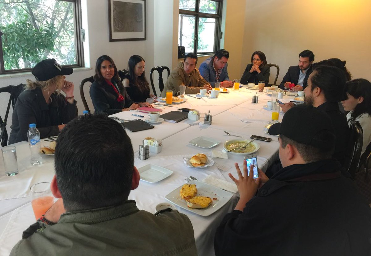 ChristellePatt's tweet photo. Me da gusto saber que en el desayuno con @Ale_BarralesM me topé con varios amigos y gente joven que le interesa lo que pasa con nuestro país. https://t.co/TgB1HNsrky