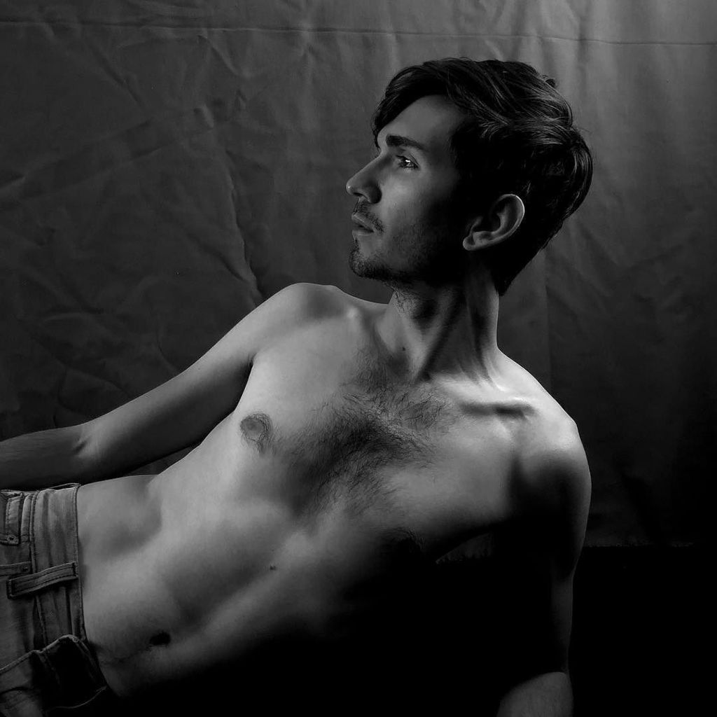 marcusq's tweet photo. Way back #selfie #selfiekween #blackandwhite #muscles #toned #gay #gayboy #scruff #abs #saturday #goodafternoon https://t.co/YJPLBeYwFX https://t.co/TWihg5wBUO