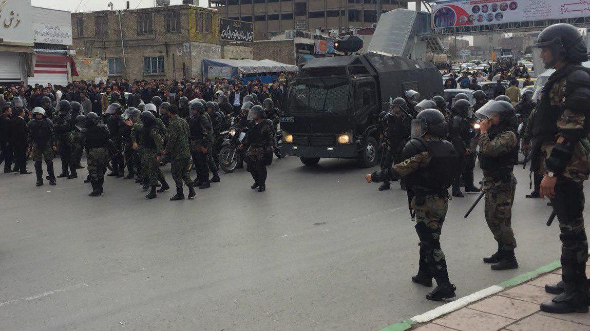 JREkhtiar's tweet photo. The city of #Kermanshah witnessed further violence since the eruption of the protests; state is taking measures to further militarise #Kurdish cities in #Iran. In situations like this, #Kurdistan is always vulnerable to more damages.
#iranprotests #Update76 #Update77 #Update78 https://t.co/QAeGX6ZWin
