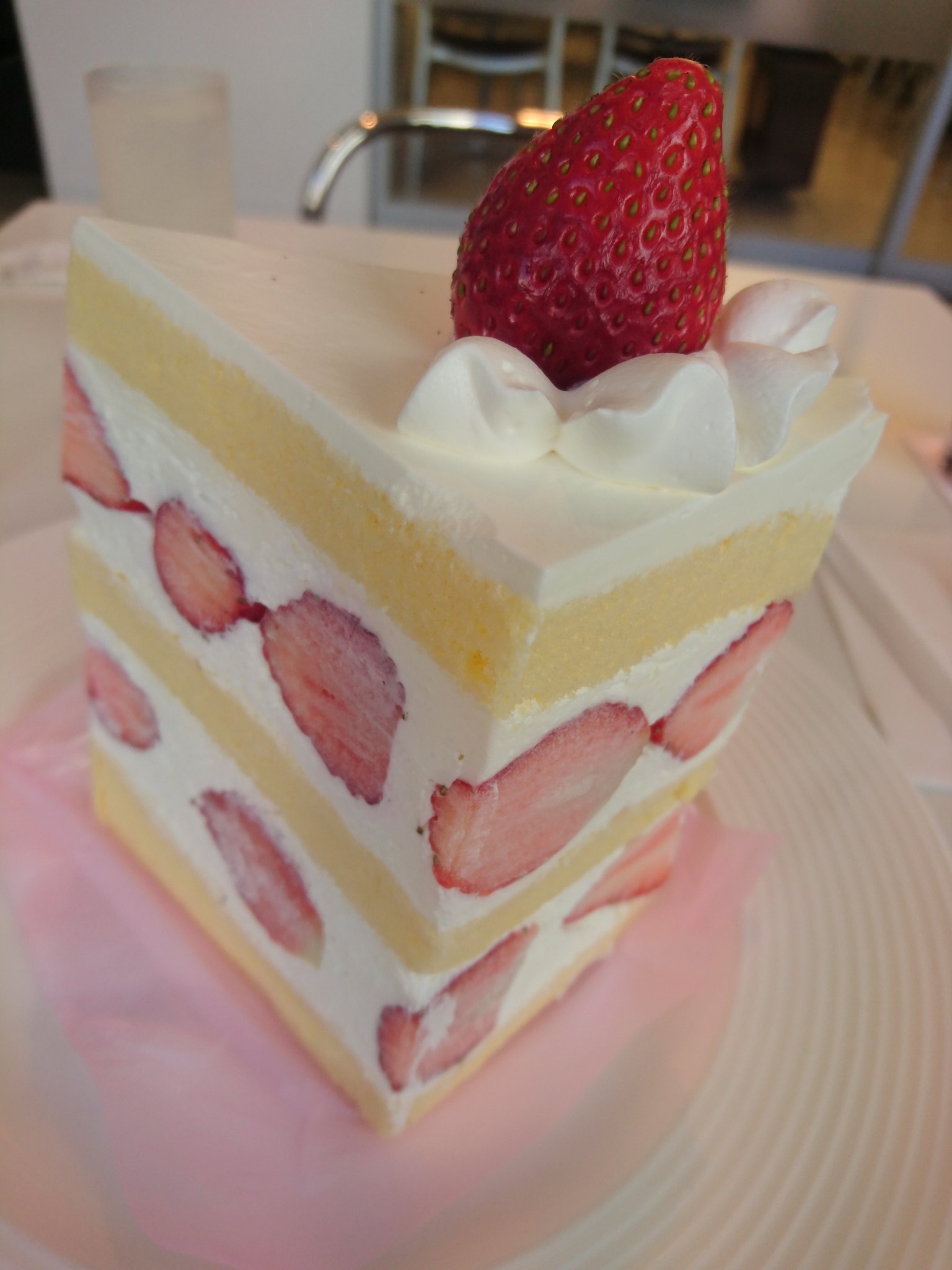 ぴよ En Twitter 高野フルーツパーラー 苺のダブルショートケーキ 中からは大きくて丸々としたとちおとめがゴロゴロと出てくる 甘酸っぱくて苺の香りも強く生クリームと一緒に頬張ると何ともジューシー 画像だけじゃわかりにくいけどかなりビッグサイズ普通のショート