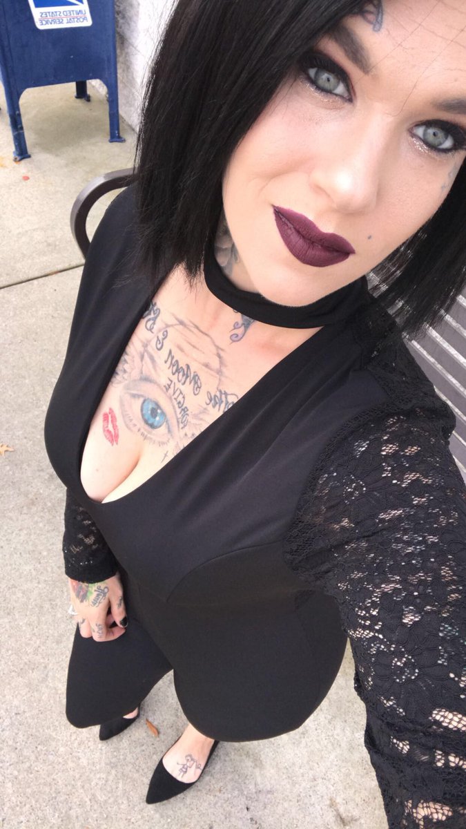 LeeDeshea's tweet photo. #NewYearSameQueer https://t.co/NfAm4LayRb