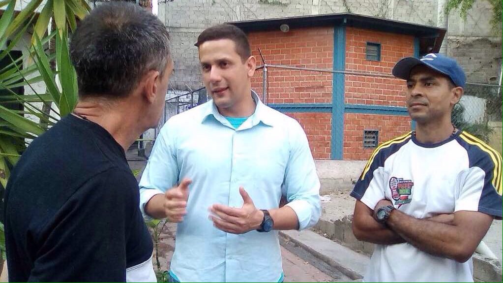 Javier_Chirinos's tweet photo. Hoy también recorrimos la comunidad de "Los Manolos" en el Recreo. Atrás quedaron esas navidades con casas adornadas, familias unidas y motivos para celebrar, el régimen nos robo todo, hasta las tradiciones, por eso se tienen que ir ya. https://t.co/bTp9yhBaq2