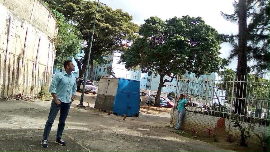 Javier_Chirinos's tweet photo. Hoy también recorrimos la comunidad de "Los Manolos" en el Recreo. Atrás quedaron esas navidades con casas adornadas, familias unidas y motivos para celebrar, el régimen nos robo todo, hasta las tradiciones, por eso se tienen que ir ya. https://t.co/bTp9yhBaq2