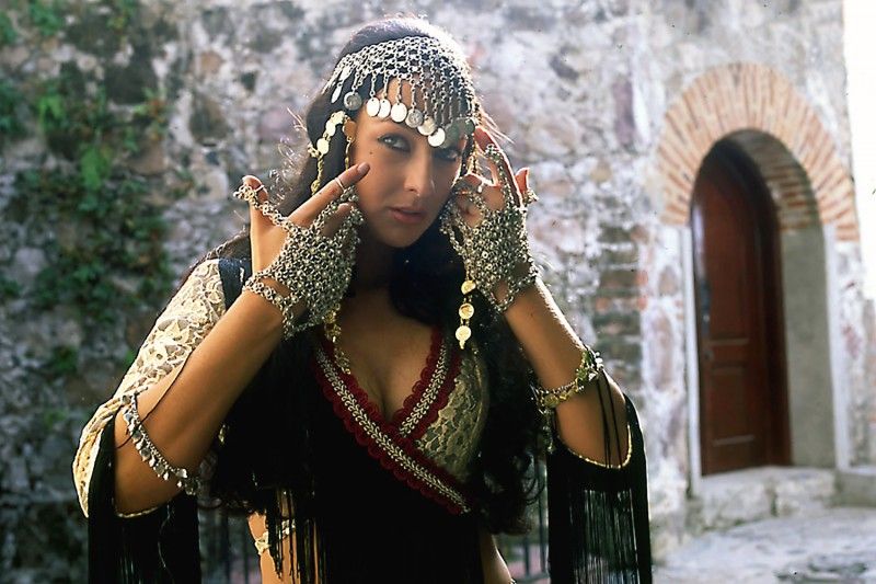 влюбленные цыгане. сериал цыганская любовь мексика. сериал про цыган ренсо. цыганская любовь сериал 1999. красивая цыганка с парнем.