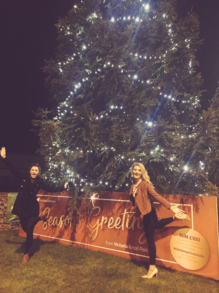 jodi_123's tweet photo. Midnight selfie in the rain #ChristmasTreeSelfie https://t.co/rD4nq1GBRn