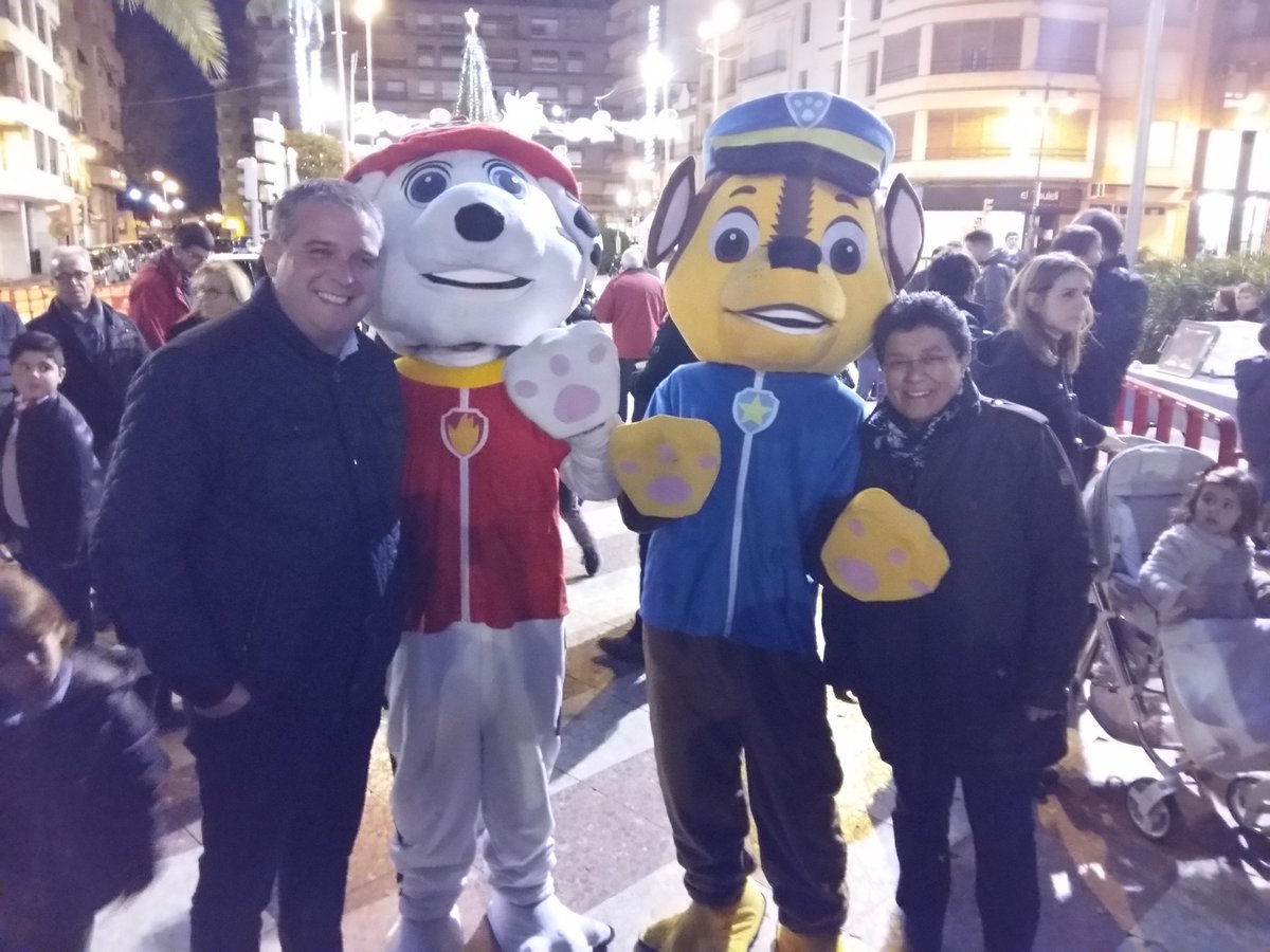 JaimePeris's tweet photo. #OntinyentIl·lusiona acomiada l’any amb l’arribada del #CarterReial i el #CapdAnyInfantil. Esta vesprada a la plaça de la Concepció hi havia xocolata i mona per a berenar les xiquetes i xiquets que s’han apropat per acomiadar el 2017 amb la celebració del Cap d’Any Infantil. https://t.co/w3KHX3aeGe
