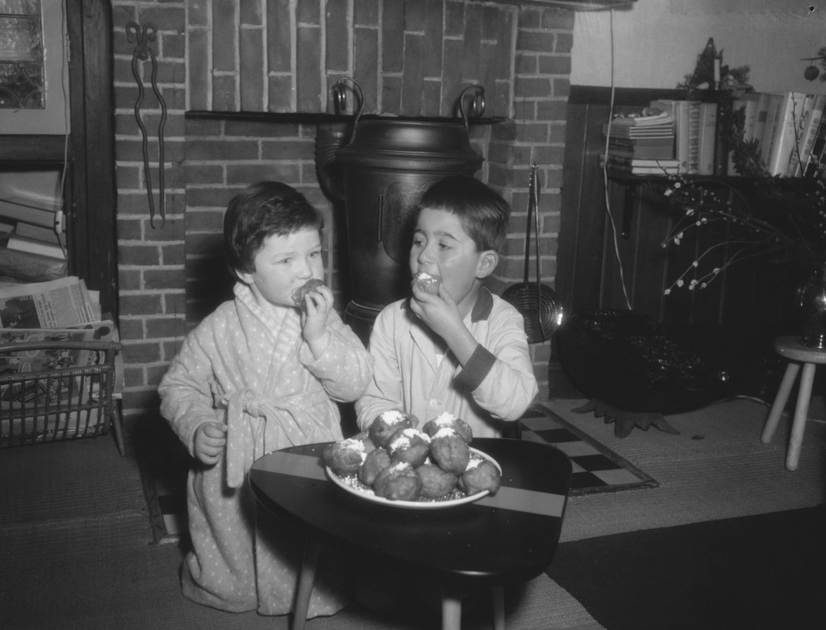 Today, 59 years ago: 'Kinderen die oliebollen eten' by Pot, Harry / Anefo - bit.ly/1mTI4XH