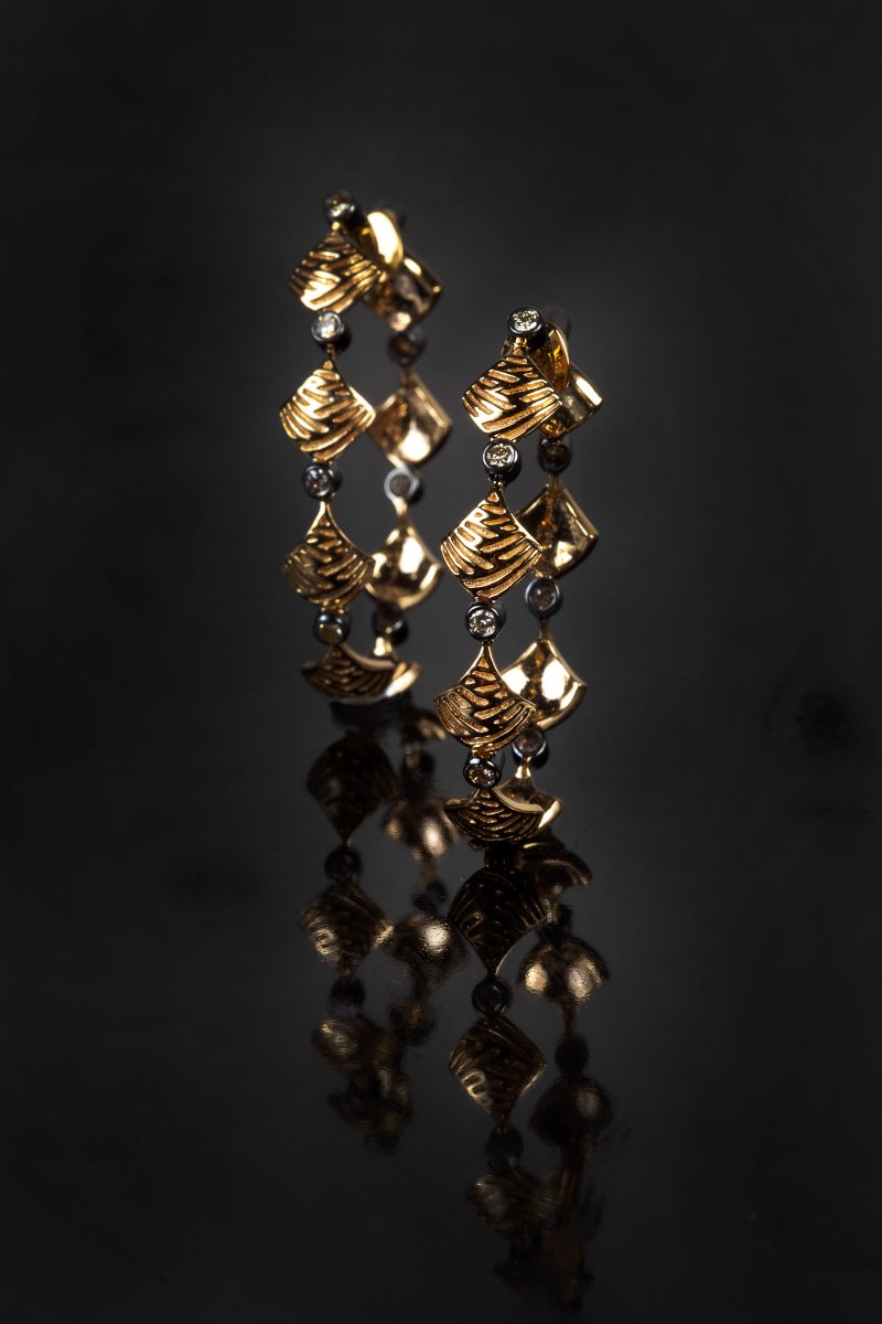 DJoyaJewels's tweet photo. Casa Vicens Hoop Earrings
#Gaudi's #design for Manuel Vicens' #Barcelona home, with its #Moorish gold leaf-covered smoking room walls & carved ceiling, inspired these striking #yellowgold #earrings, which comprise an intricate shape interspersed with natural #fancycolourdiamonds. https://t.co/MwJnYbFaiH