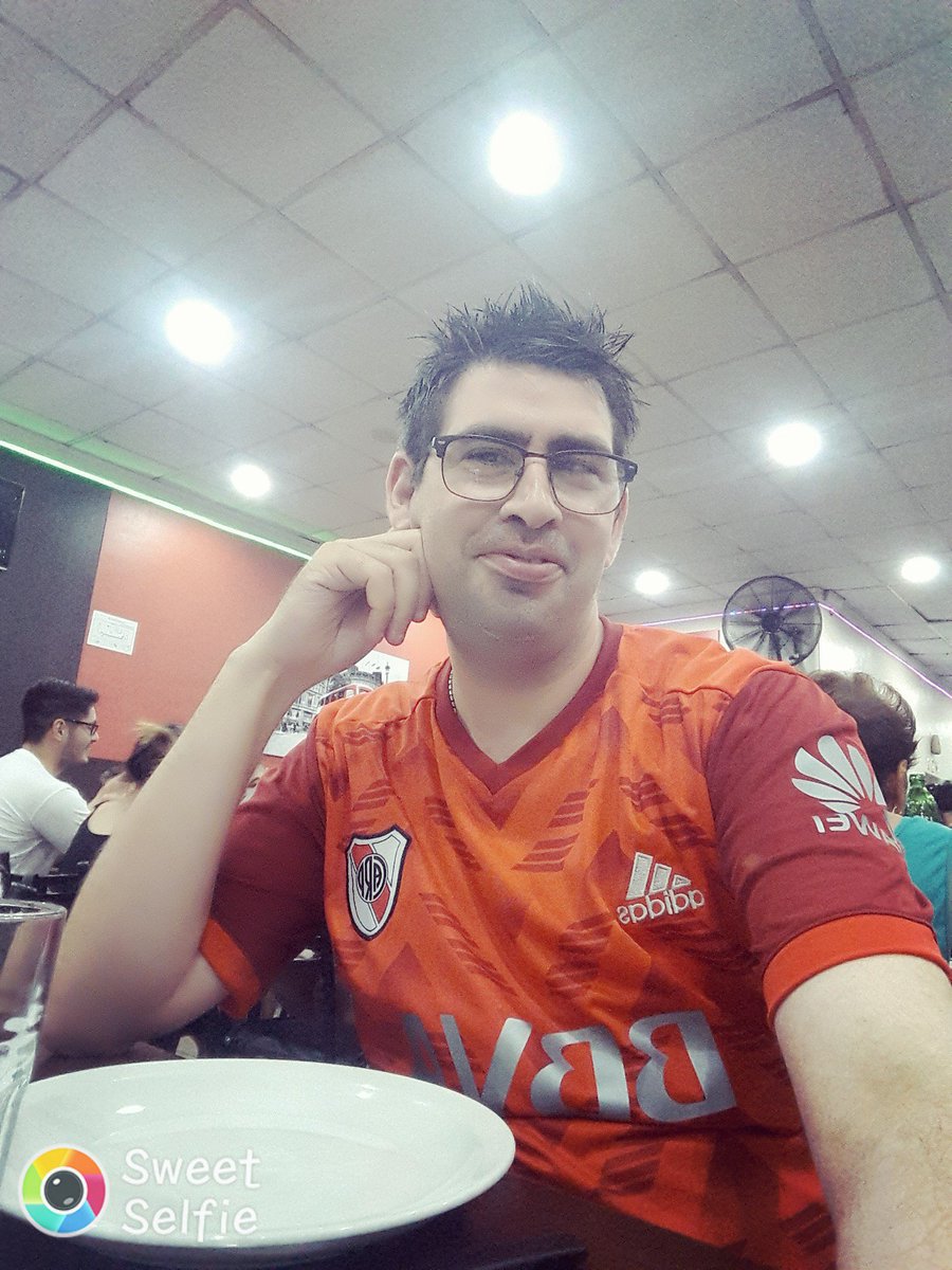 ivan_sposit's tweet photo. Boludeando un rato, aca en pizza libre. #SweetSelfie https://t.co/AVG1e3cbbI