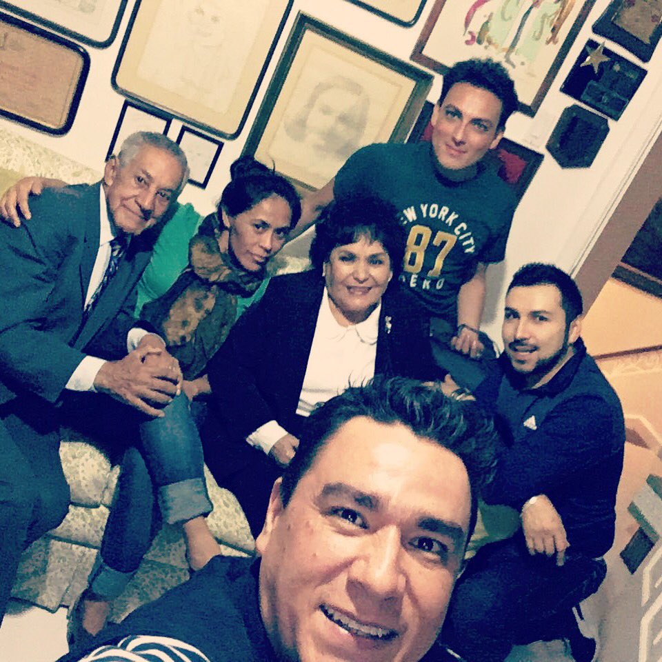 maujimenez13's tweet photo. Noche d Chiquillas con @CarmenSalinasLo @AdroCruz @NIETITO #Chabeli y #Gustavo https://t.co/tDZ3L6EI6t