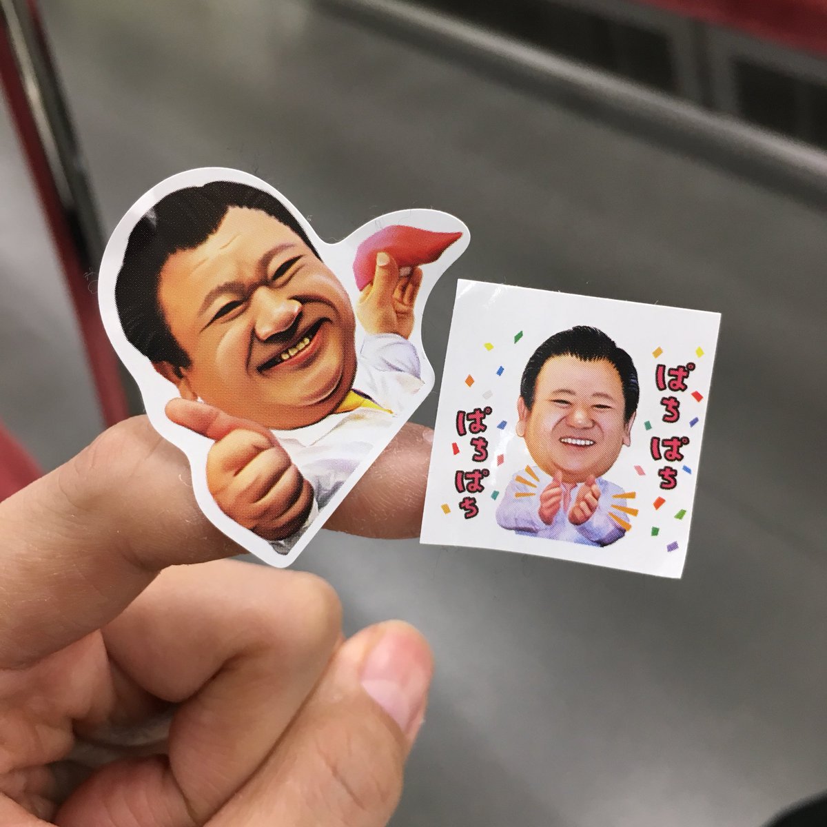 Twitter पर Conix 一昨日の忘年会でコートの背中にすしざんまい社長のシールを貼られてそのまま家に帰った酔っ払いだったんですけど すっかり剥がすの忘れて今日そのまま外出してましたよね 年忘れ怖い