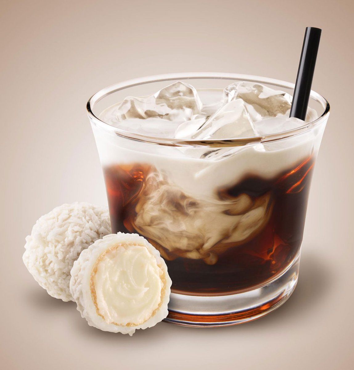 MikeWepplo's tweet photo. White Russian like 2017 was going out of style #2018 #mikewepplo #drinkohotography https://t.co/wk4dq25dDh