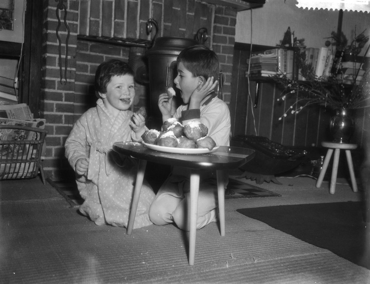 Today, 59 years ago: 'Kinderen die oliebollen eten' by Pot, Harry / Anefo - bit.ly/1mmefyQ