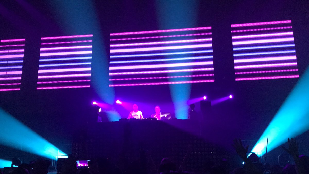 EDMIdentity's tweet photo. 120% trance with @GabrielNDresden at #POPNYE #trancefamily https://t.co/2CY6Is7mxw