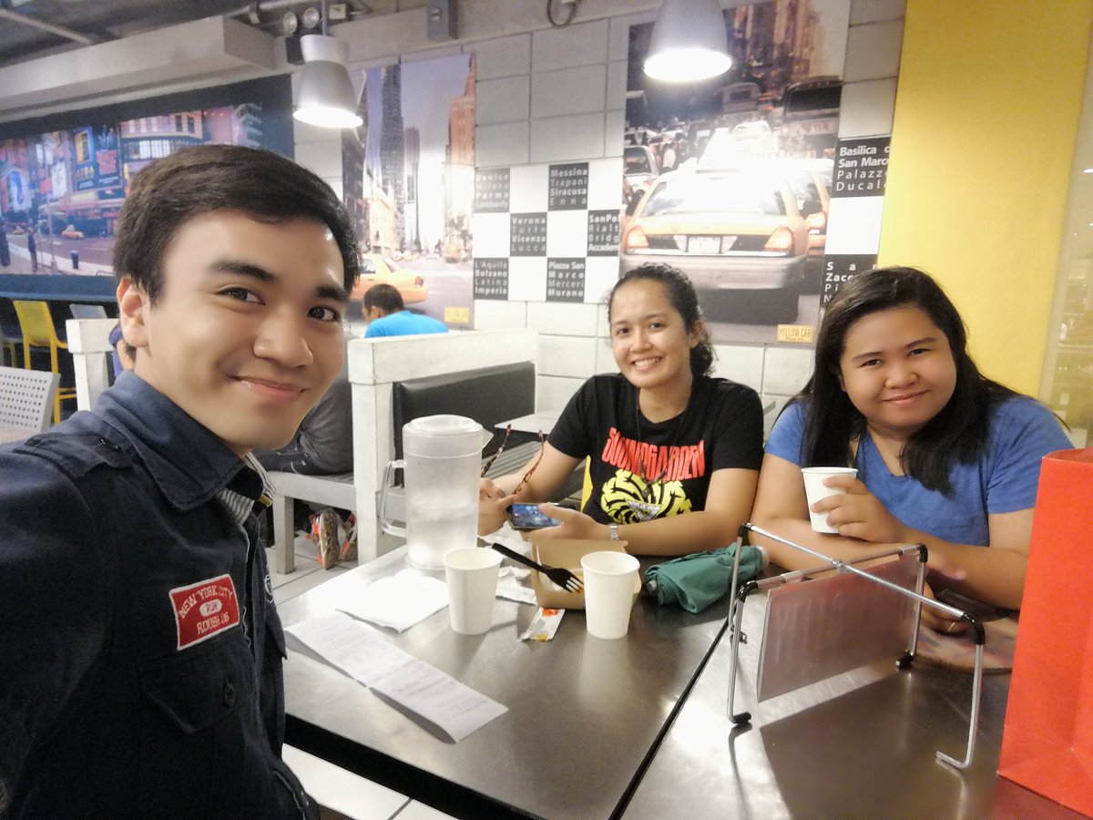 Angelo_Lorenzo's tweet photo. Dinner with Summer @akoSums and Joy
#My2017highlights https://t.co/dR9LCKQ6py