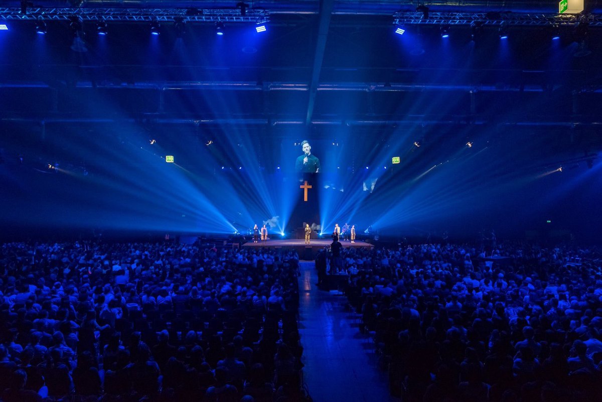 PeteGreig's tweet photo. Phenomenal time of unity and prayer with 6,000 people at #explo17 Aslan is on the move in Europe! #neuland https://t.co/F4csfRFViB