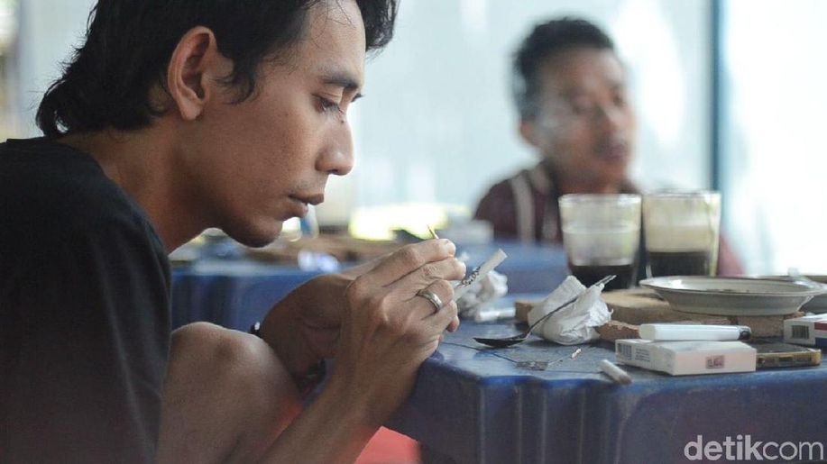 detikcom's tweet photo. Nikmatnya Kopi Lelet Khas Rembang yang Unik https://t.co/pSOlhg0vWK https://t.co/o1YUf6YKcM