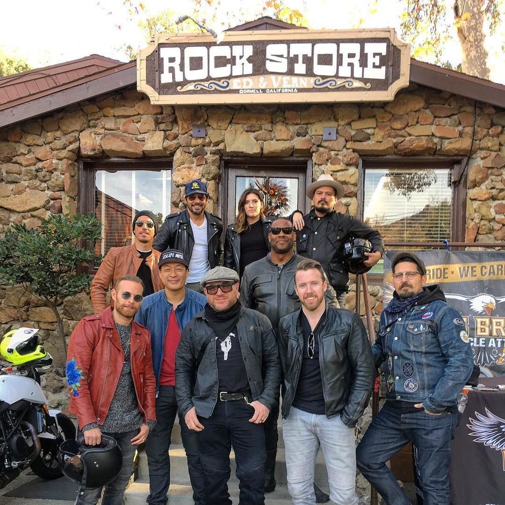 EMP_Creative's tweet photo. Shot of the crew today, last ride of 2017! Was great to hang with old friends as well as make new ones! |
|
|
#caferacer 
#soulmotorco
#therockstore
#malibu
#caferacerxxx
#losangeles
#california
#mulholland
#PCH
#lastride
#motorcycle
#groupride
#oldfriends
#newfriends
#lastr… https://t.co/kgAYKikzSh