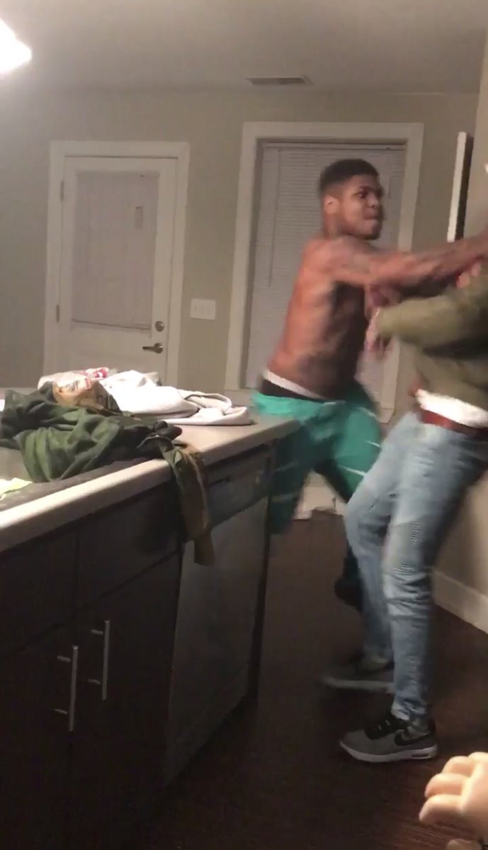 Kelly_jayye's tweet image. Me: *steps outside*
The cold: