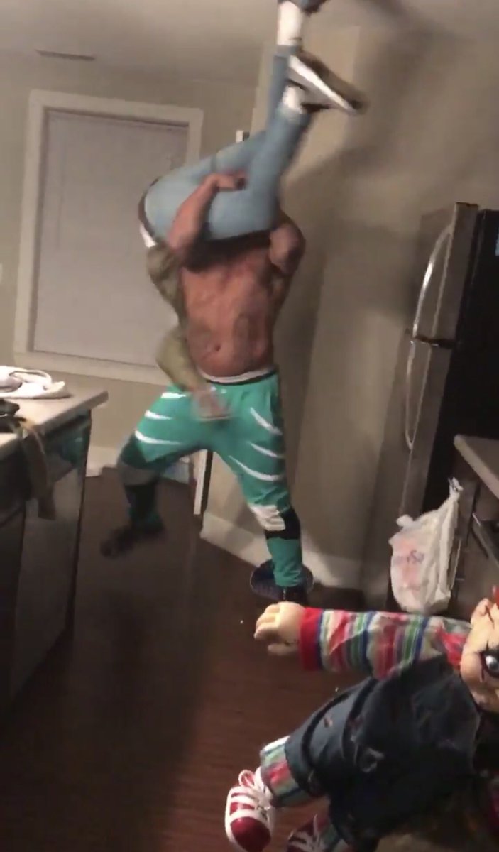 Kelly_jayye's tweet image. Me: *steps outside*
The cold: